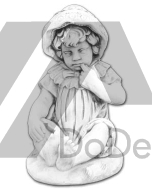 Figurka małej dziewczynki w czapeczce