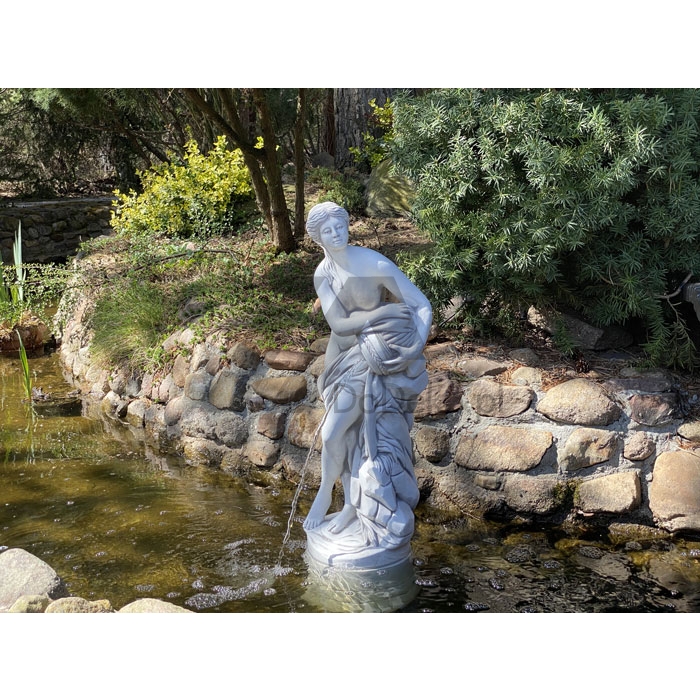 Fontanna ogrodowa - kobieta przelewająca wodę