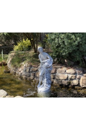 Fontanna ogrodowa - kobieta przelewająca wodę